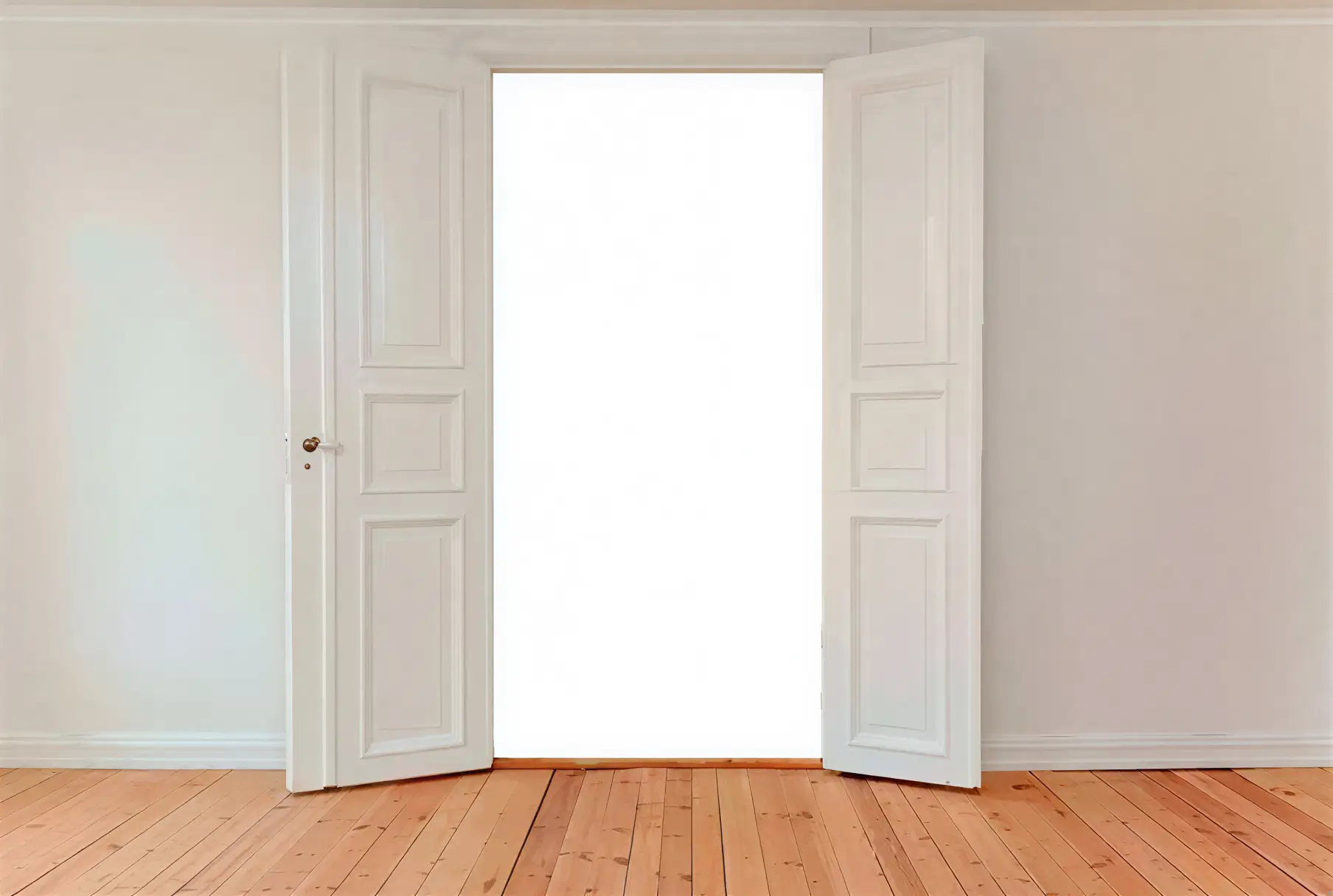 Los Pintores Sabadell lacando puerta interior en blanco con acabado profesional