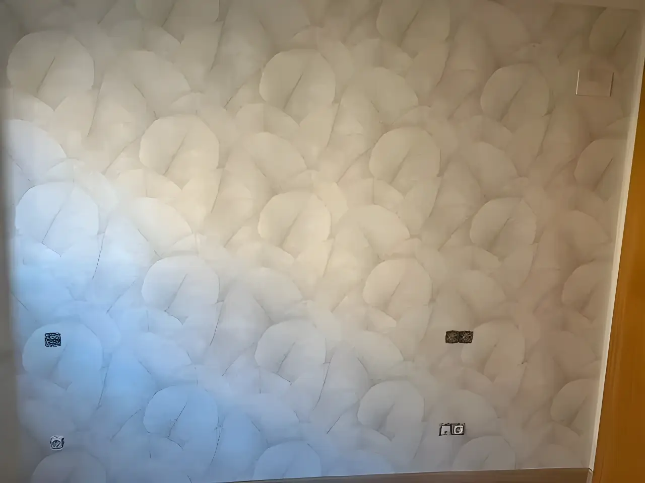 Los Pintores Badalona aplicando papel pintado de textura clara en salón reformado