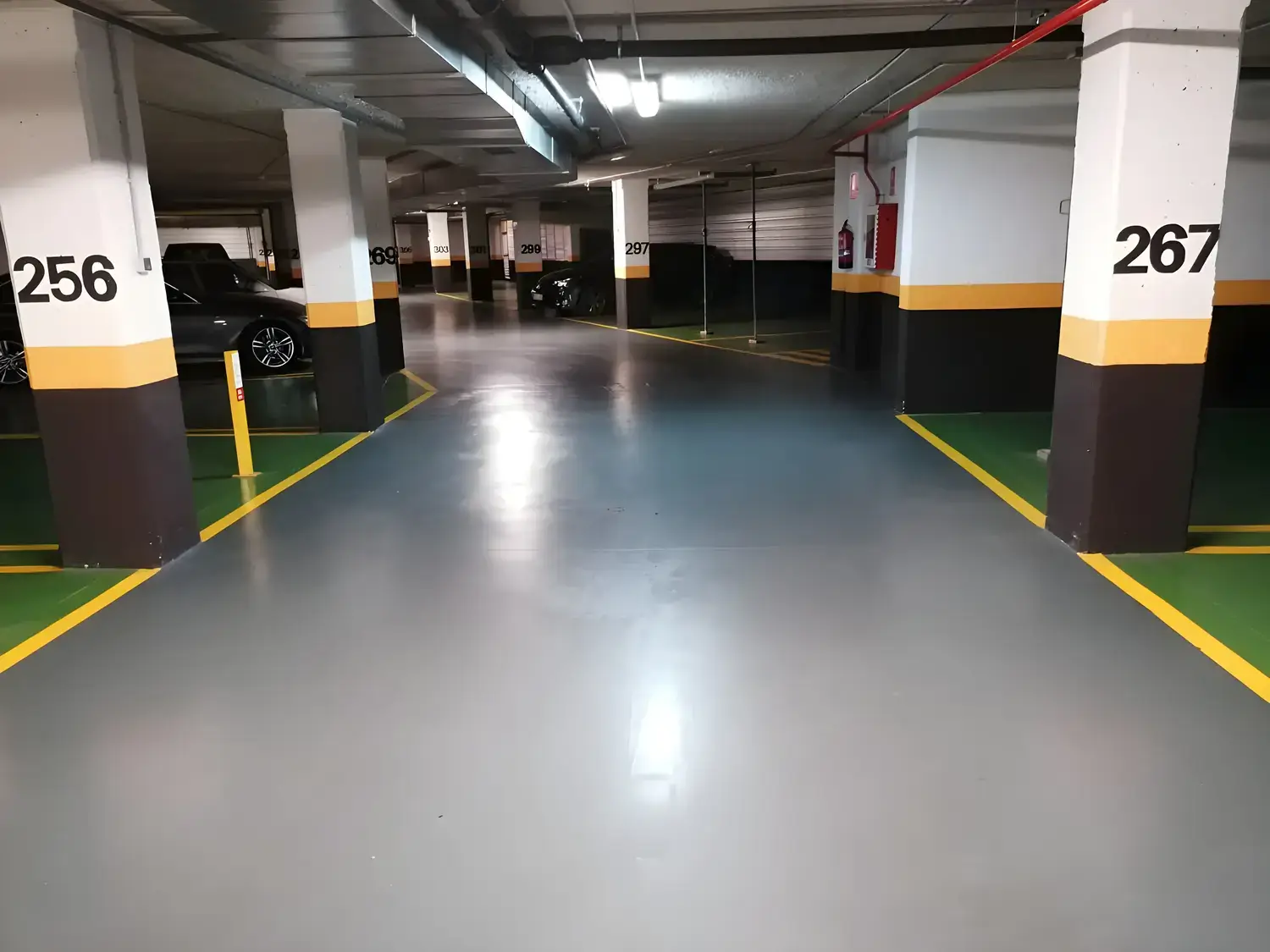 Garaje comunitario pintado y señalizado por Los Pintores Sabadell