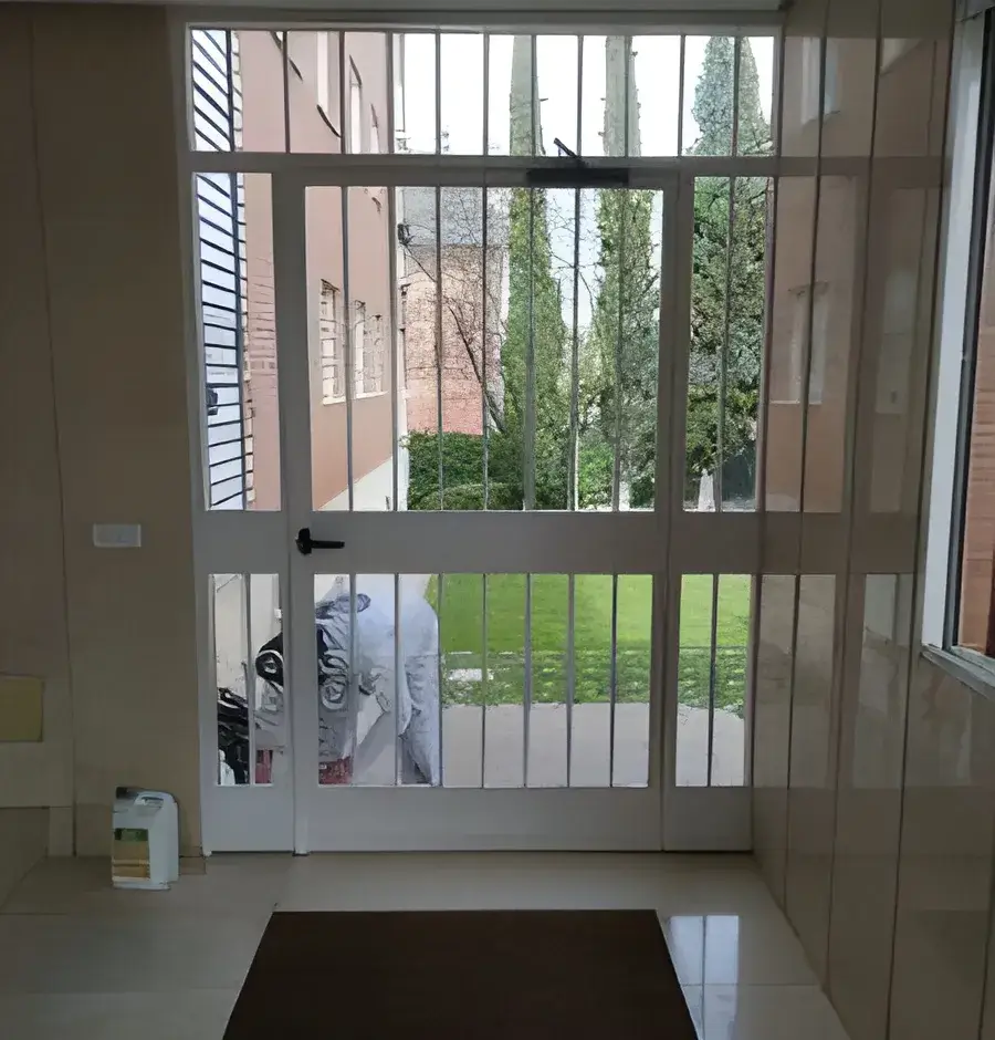 Portal de comunidad pintado por Los Pintores Sabadell con acabado luminoso