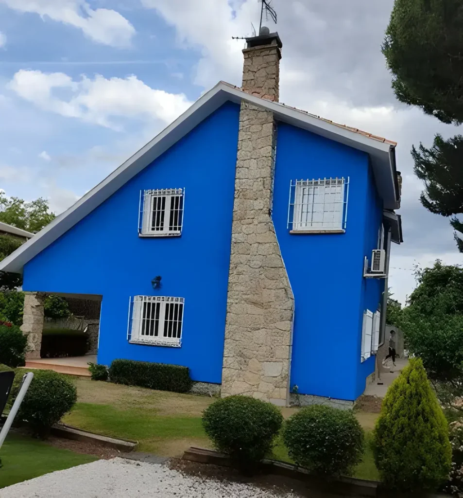 Los Pintores Sabadell pintando fachada de casa unifamiliar en color azul intenso