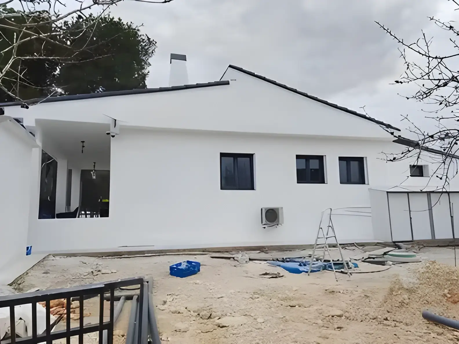 Los Pintores Sabadell Fachada de chalet blanco recién pintada con acabado profesional