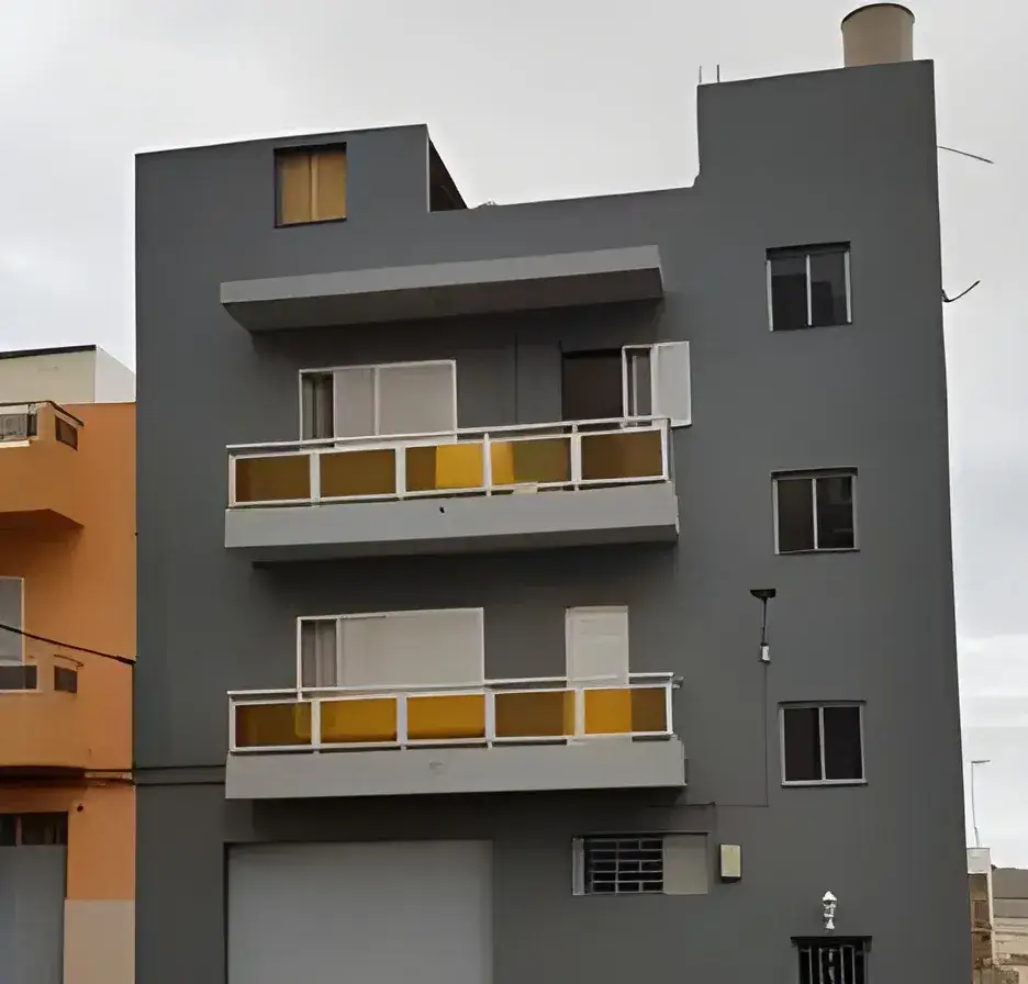 Los Pintores Sabadell Rehabilitación y pintado de fachada de comunidad en color gris moderno