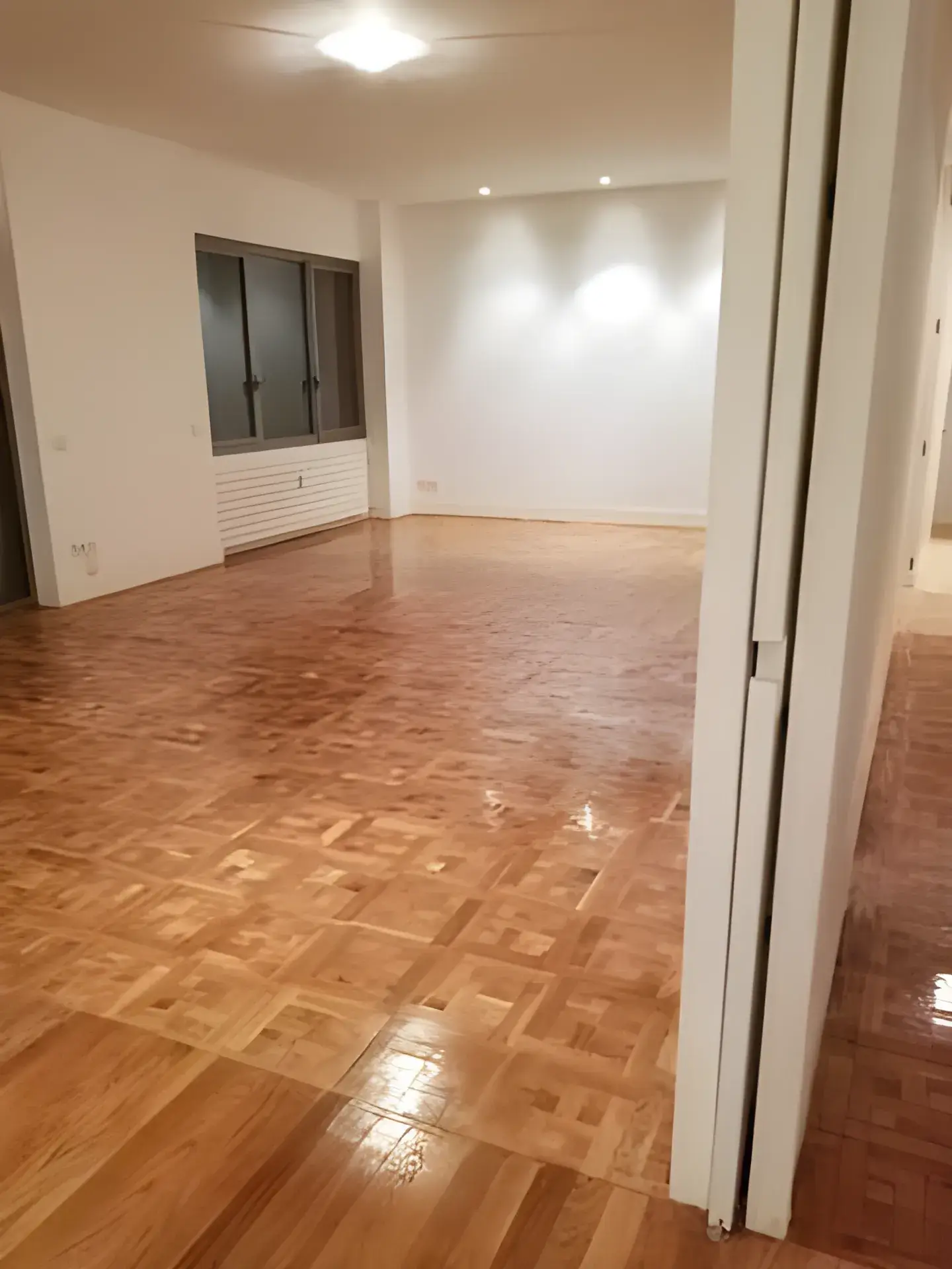 Salón amplio pintado en blanco por Los Pintores Sabadell, acabado limpio y luminoso