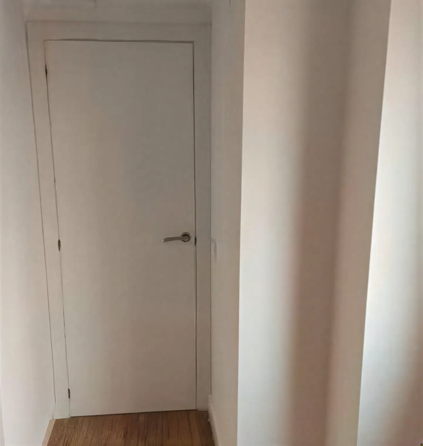 Puerta interior lacada en blanco en pasillo realizada por Los Pintores Sabadell