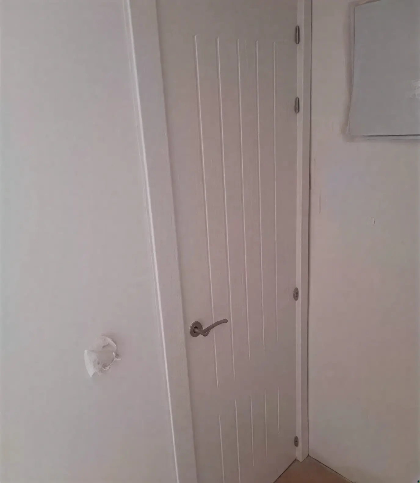 Puerta moderna con ranuras lacada en blanco por pintores profesionales en Sabadell